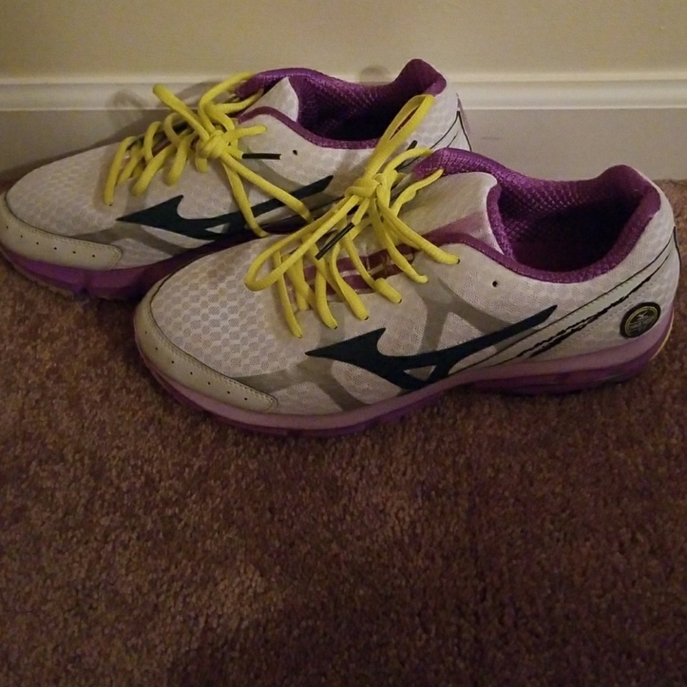 Mizuno wave rider running shoes